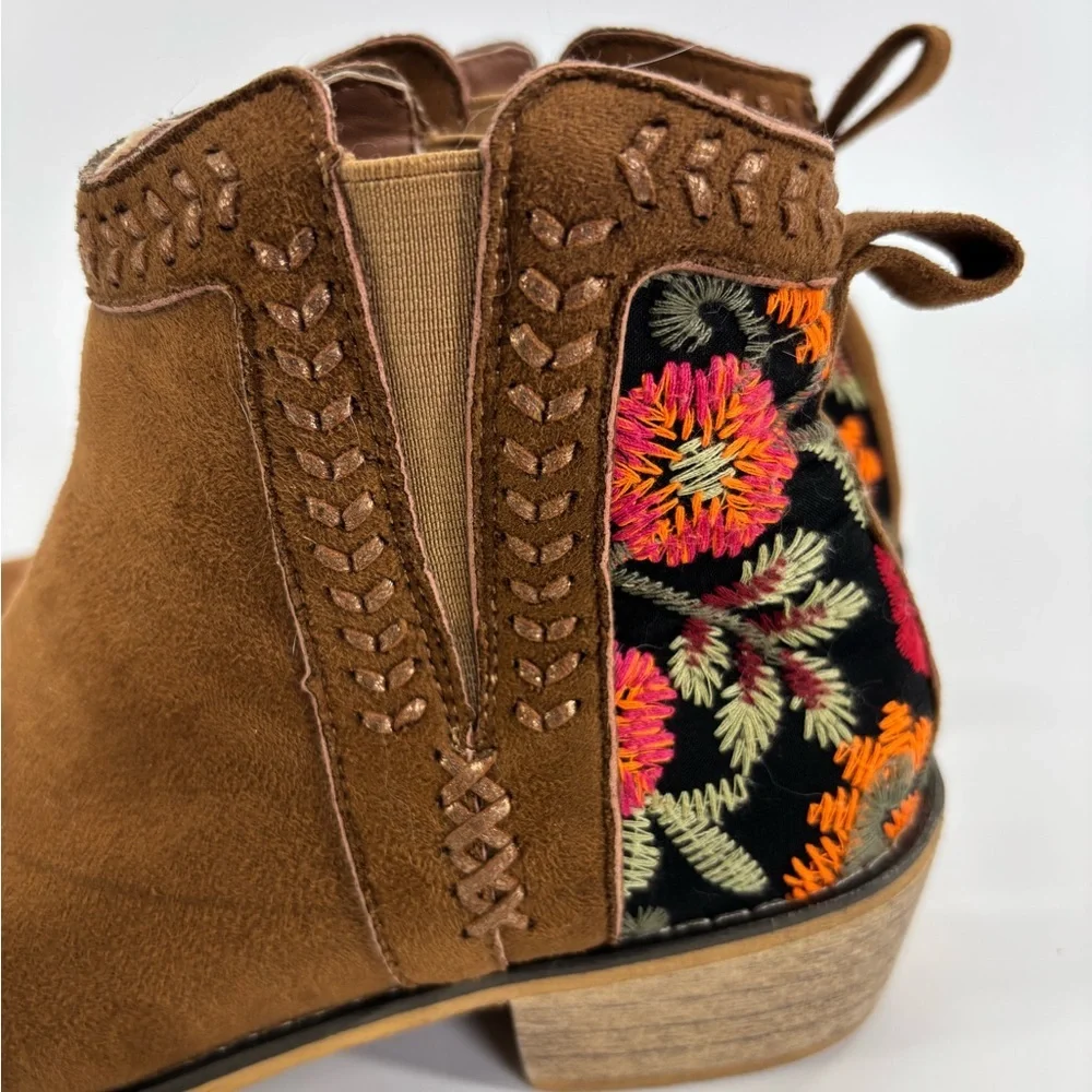 Tiara Los Angeles Topa ankle boots 7.5 faux suede floral embroidery Size
